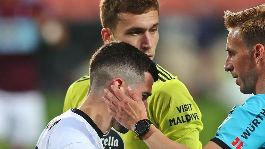 Gayà recibe un gesto cariñoso del árbitro, ayer en Mestalla. | F. CALABUIG/SD