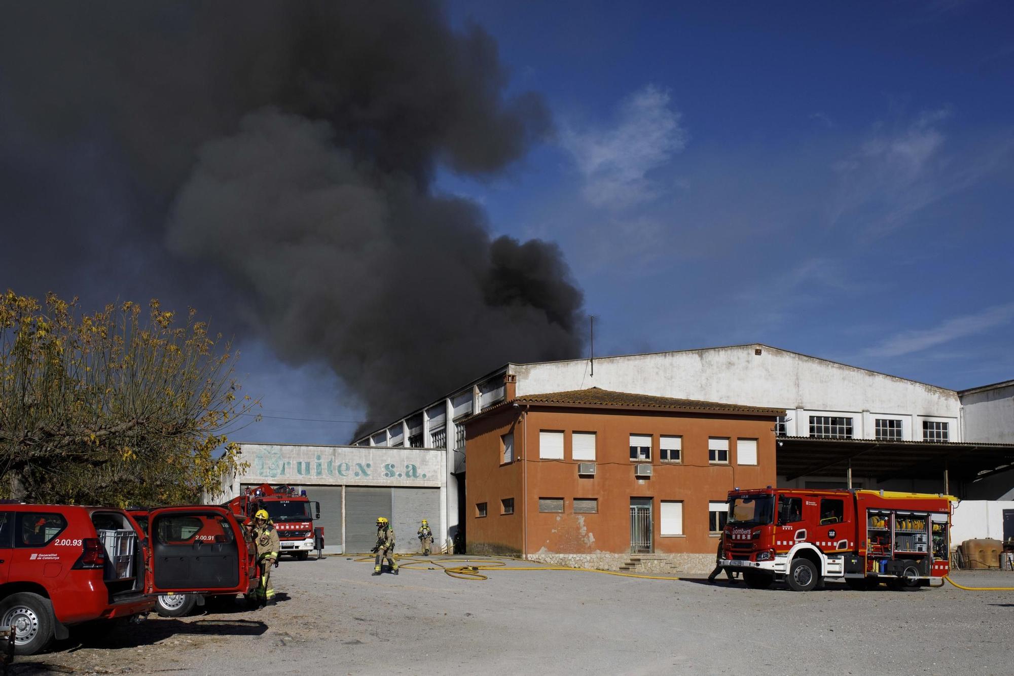 Aparatós incendi en una nau industrial a Vilobí