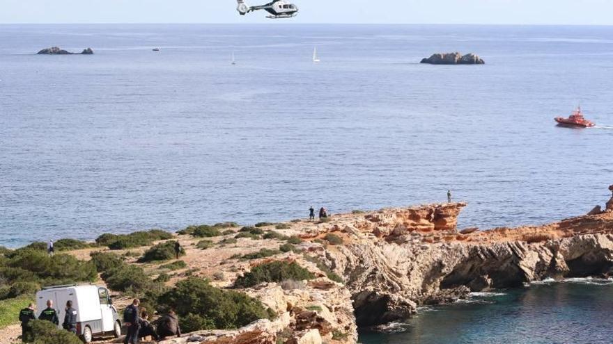 Un helicóptero, una embarcación y varios agentes, ayer durante el operativo de búsqueda.