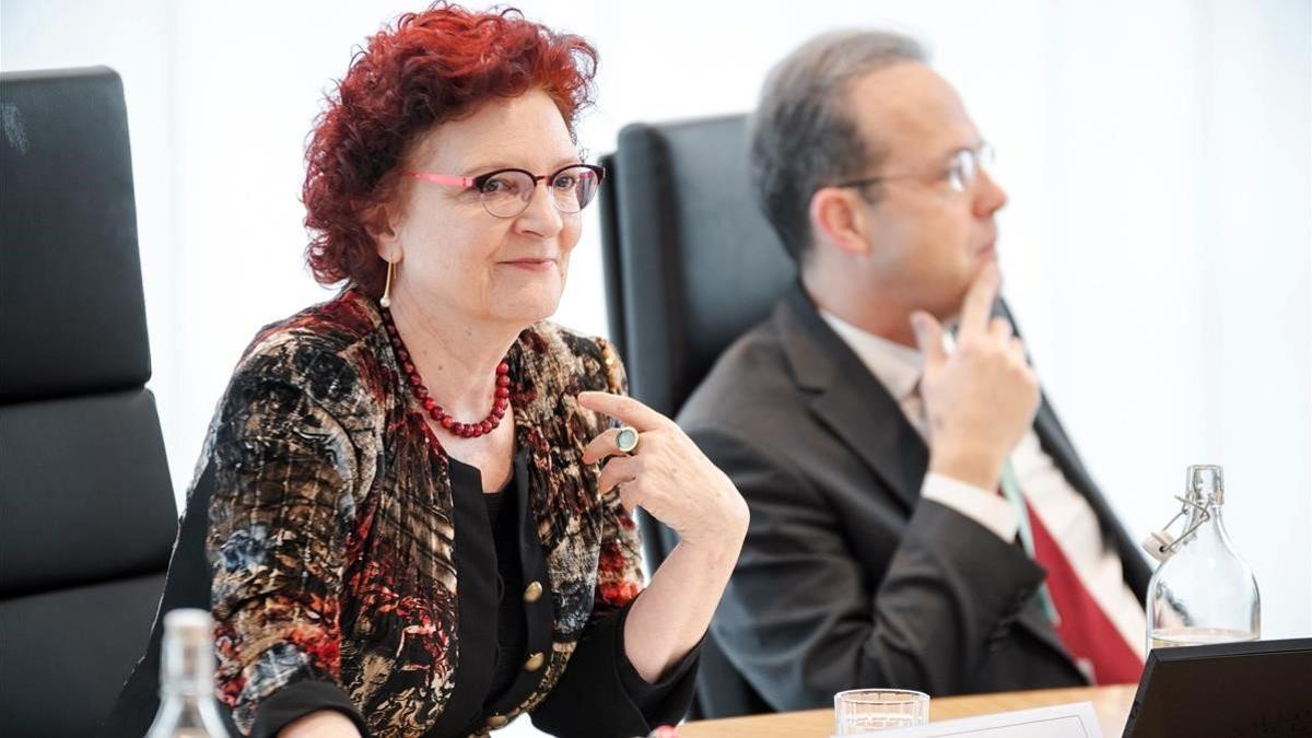 Andrea Ammon, con gafas, directora del Centro Europeo para el Control y Prevención de Enfermedades. En la foto junto la comisaria de sanidad, Stella Kyriakides,