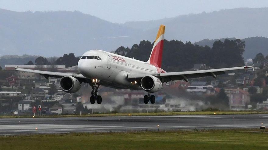 Un avión despega en la pista de Alvedro.