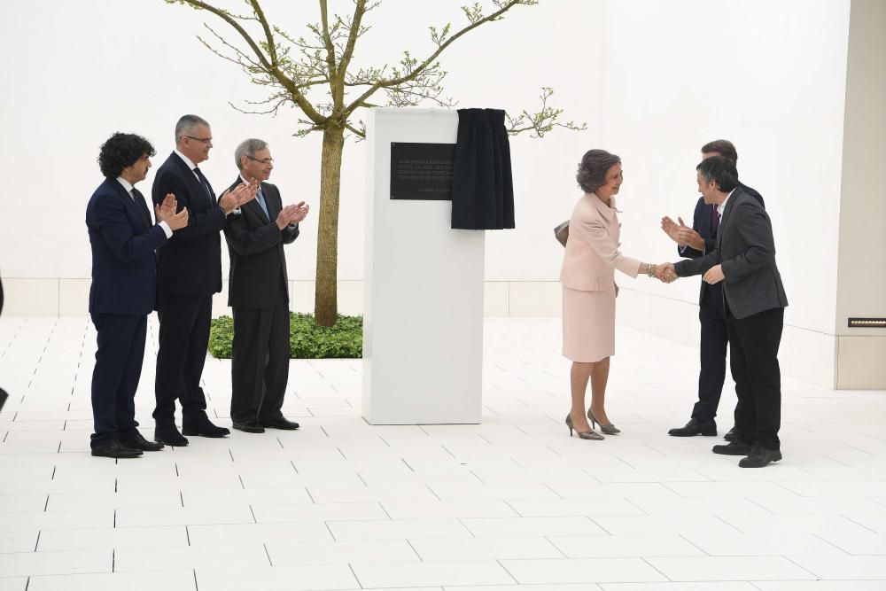 La madre de Felipe VI preside en la ciudad la celebración de los cien años de la institución benéfica y social.