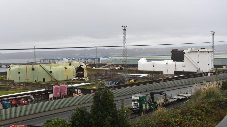 Desmontaje, ayer, de dos de los tanques de petróleo crudo del puerto petrolero, situado en San Diego. |  Carlos Pardellas