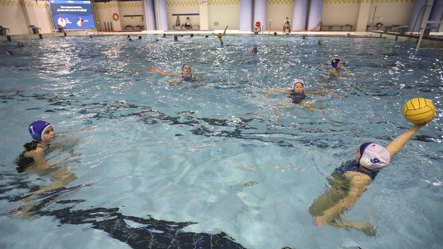 Así entrena la sección de waterpolo del Club Natación Oviedo, que compite en la Liga de Castilla y León