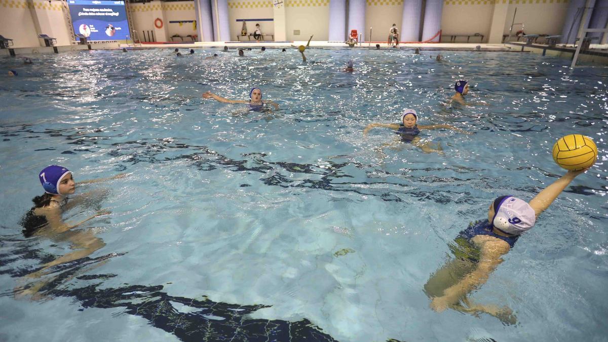 EQUIPOS DE WATERPOLO DEL CLUB NATACIÓN OVIEDO DURANTE UN ENTRENAMIENTO EN LAS PISCINAS DEL PARQUE DEL OESTE