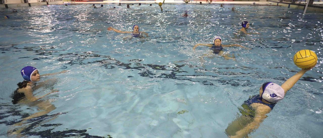 Así entrena la sección de waterpolo del Club Natación Oviedo, que compite en la Liga de Castilla y León