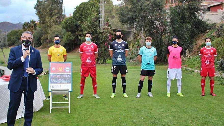 Imagen de la presentación de las camisetas conmemorativas del partido de Copa de mañana en La Rosaleda contra el Alavés.