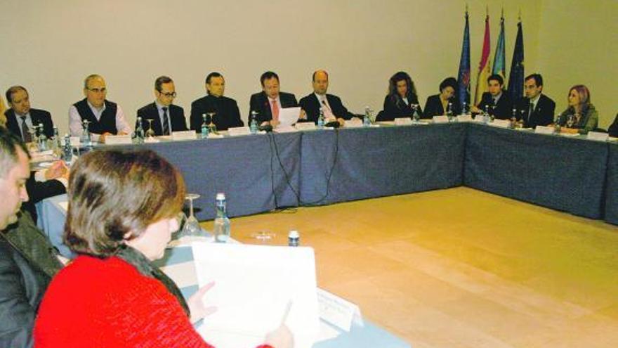 Algunos de los representantes de las fundaciones, durante la firma del convenio, celebrada en el Auditorio de Oviedo.