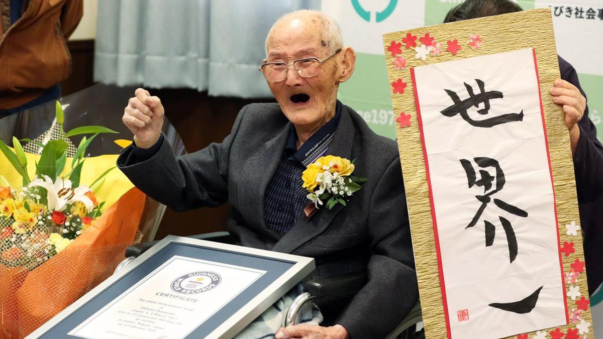 Chitetsu Watanabe, de 112 años, posa sonriente tras ser reconocido como el hombre más anciano del mundo.