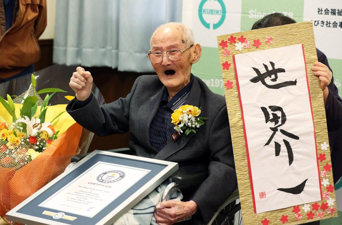 Joetsu (Japan), 12/02/2020.- Japanese 112-year-old Chitetsu Watanabe poses for photographers in Joetsu, Niigata Prefecture, Japan, 12 February 2020. Chitetsu Watanabe has been recognized as world’s oldest living man by Guinness World Records. The characters on the right read ’World Number One’. (Japón) EFE/EPA/JAPAN POOL JAPAN OUT EDITORIAL USE ONLY/ NO ARCHIVES