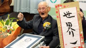 Joetsu (Japan), 12/02/2020.- Japanese 112-year-old Chitetsu Watanabe poses for photographers in Joetsu, Niigata Prefecture, Japan, 12 February 2020. Chitetsu Watanabe has been recognized as world’s oldest living man by Guinness World Records. The characters on the right read ’World Number One’. (Japón) EFE/EPA/JAPAN POOL JAPAN OUT EDITORIAL USE ONLY/ NO ARCHIVES