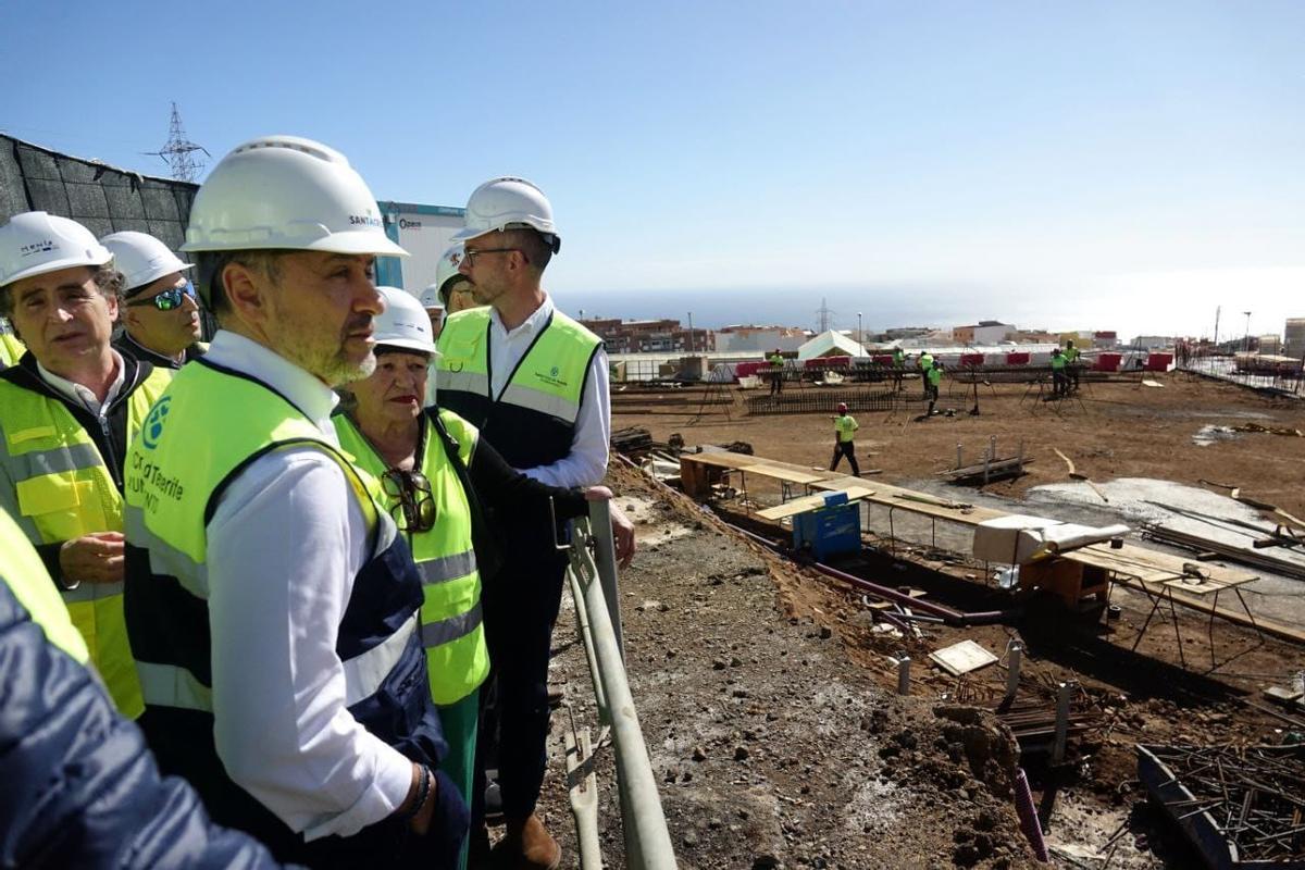 Visita del alcalde de Santa Cruz a las obras del Edificio de Servicios Esenciales del Gobierno de Canarias.