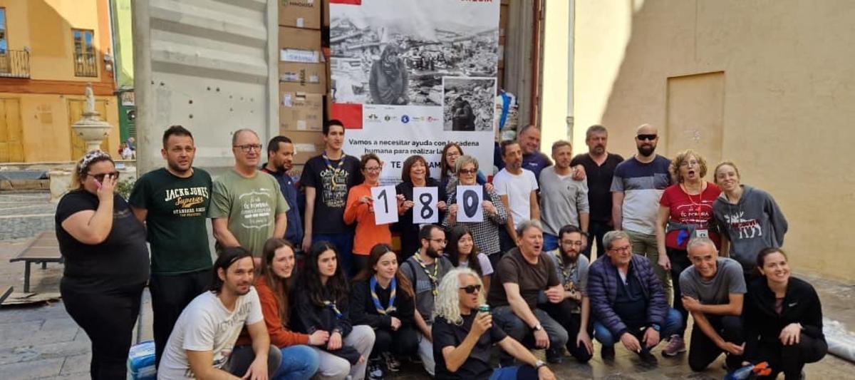 Participantes de la acción solidaria, el sábado en la calle Montcada de Xàtiva.