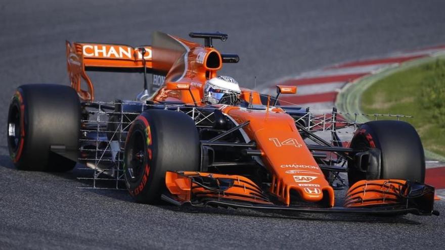 El McLaren de Fernando Alonso se avería en la primera vuelta