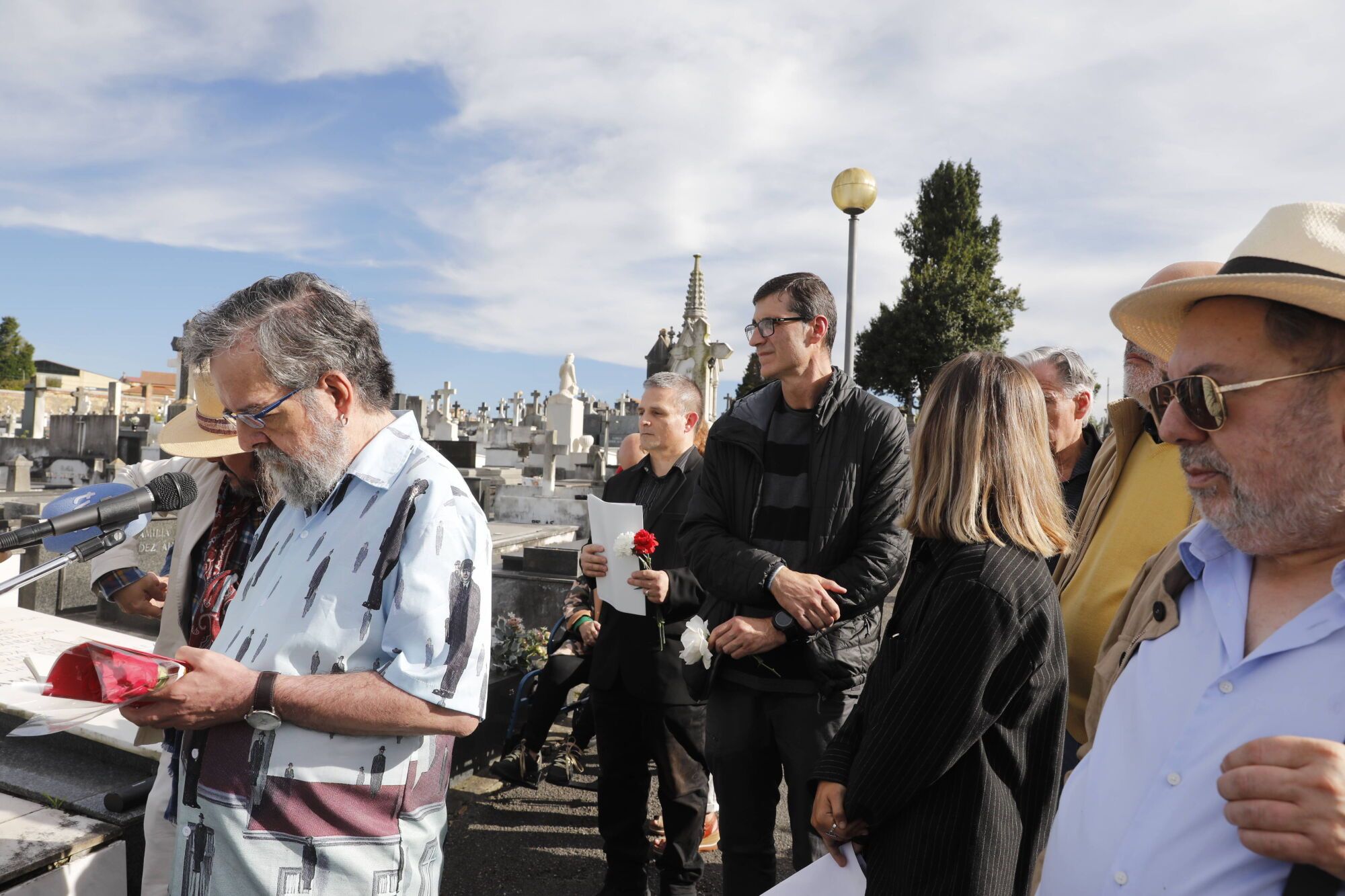Versos con flores para Ángel González