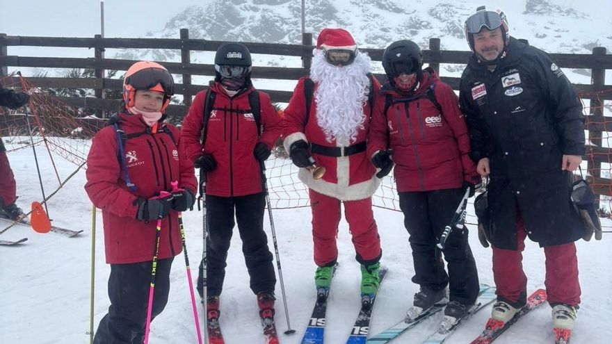 Papá Noel celebra la Navidad esquiando por Asturias