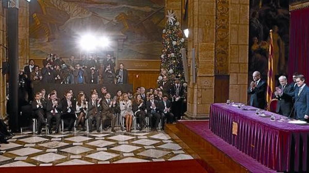 Mas recibe el aplauso de numerosas personalidades y de sus próximos, ayer, en el Palau de la Generalitat, tras tomar posesión como nuevo 'president'.