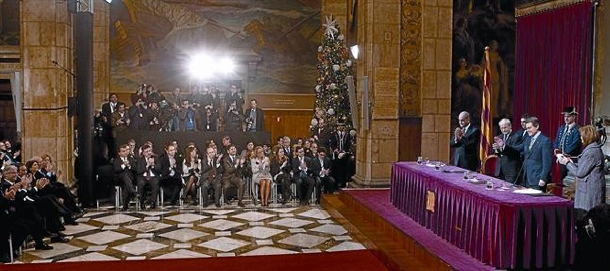 Mas rep l’aplaudiment de nombroses personalitats i dels seus, ahir, al Palau de la Generalitat, després de prendre possessió com a nou president. Mas rep l’aplaudiment de nombroses personalitats i dels seus, ahir, al Palau de la Generalitat, després de prendre possessió com a nou president.