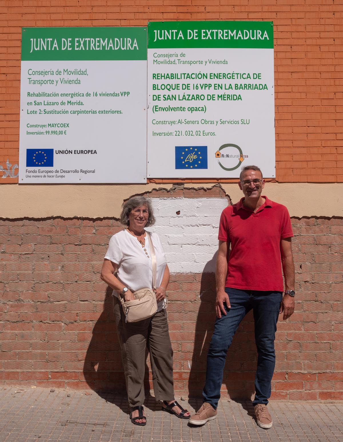 Esther Gamero y Fernando Babiano, en una de las viviendas que han rehabilitado.