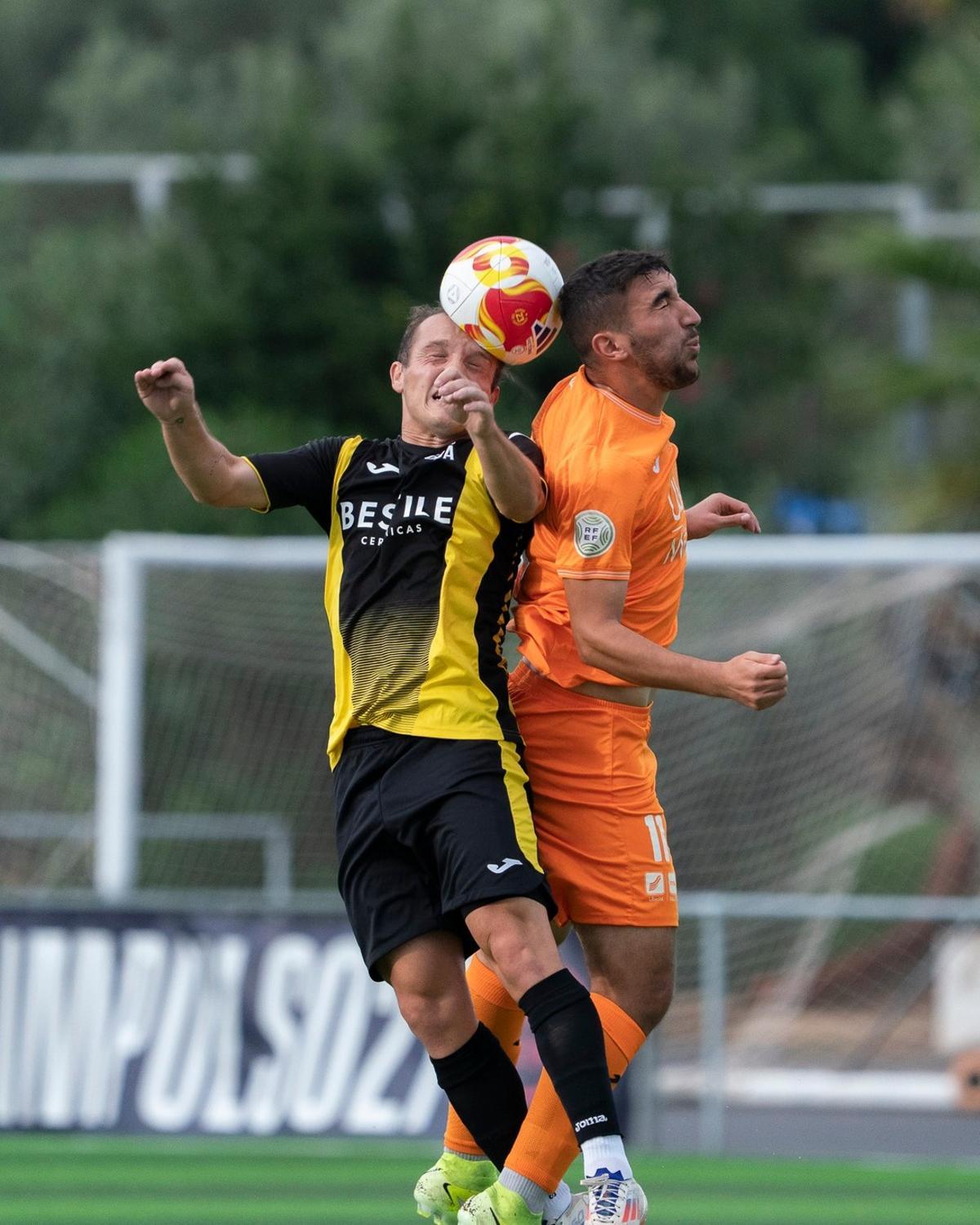 El Roda y el Atzeneta pugnan por un balón aéreo en el partido del pasado viernes.