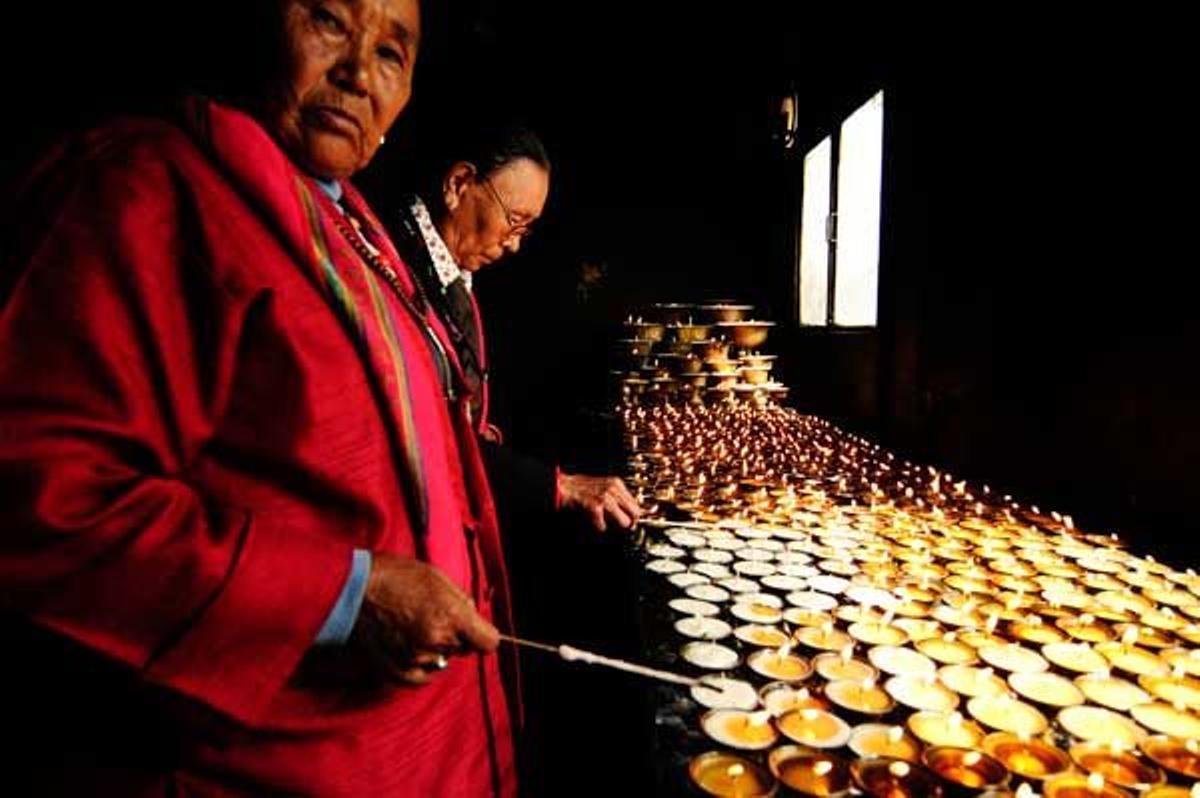 Mujeres tibetanas en el monasterio de Swayambhunath, en las afueras de Katmandú.