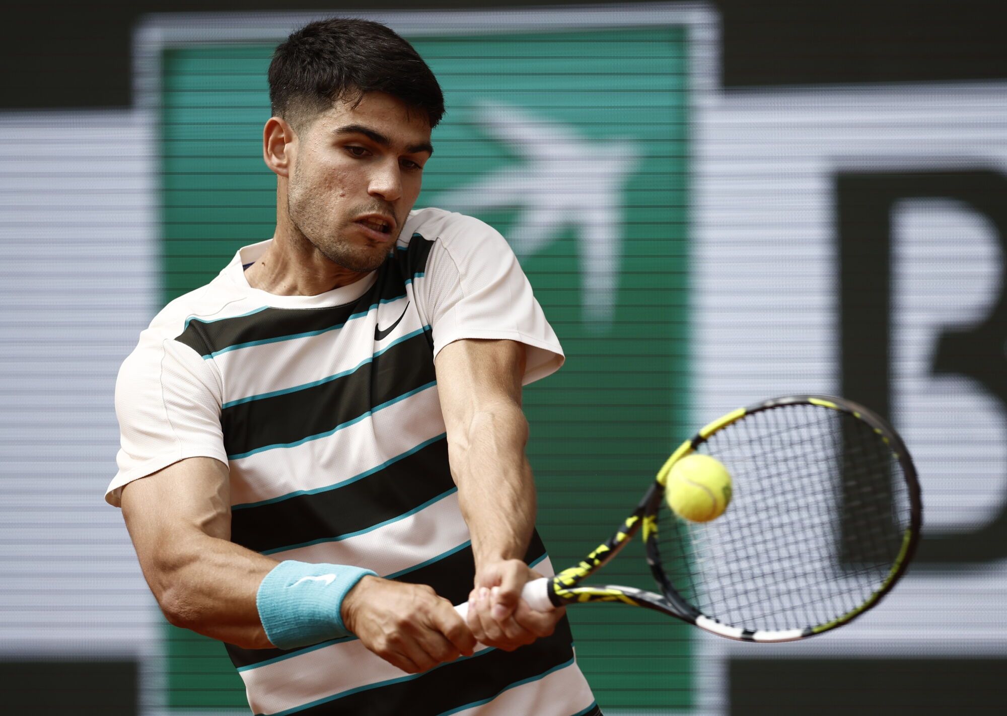 PARIS (France), 01/06/2025.- Carlos Alcaraz of Spain in action during his Men's 4th round match against Ben Shelton of USA at the French Open Grand Slam tennis tournament at Roland Garros in Paris, France, 01 June 2025. (Tenis, Abierto, Francia, España) EFE/EPA/YOAN VALAT