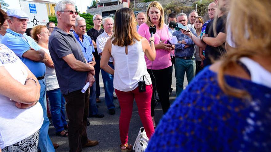 La alcaldesa de Teror encabeza una protesta por el cierre del nudo de Piletas