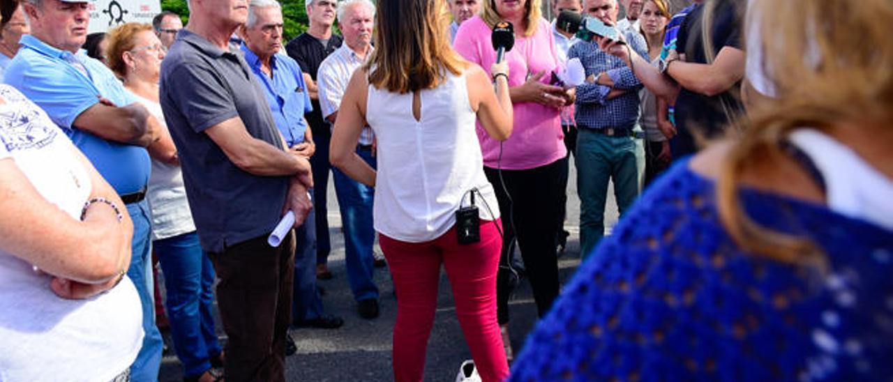 La alcaldesa de Teror encabeza una protesta por el cierre del nudo de Piletas