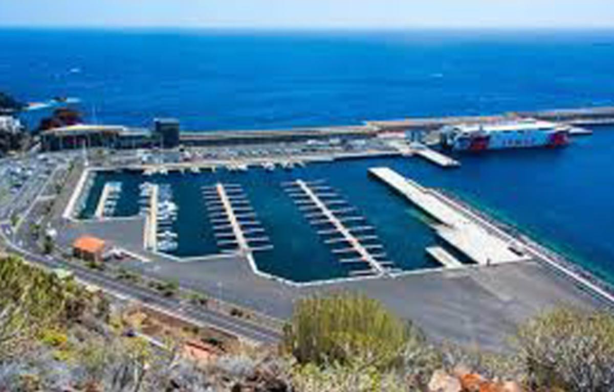 Imagen de archivo del puerto de La Estaca con el barco de Armas atracado. | E. D.