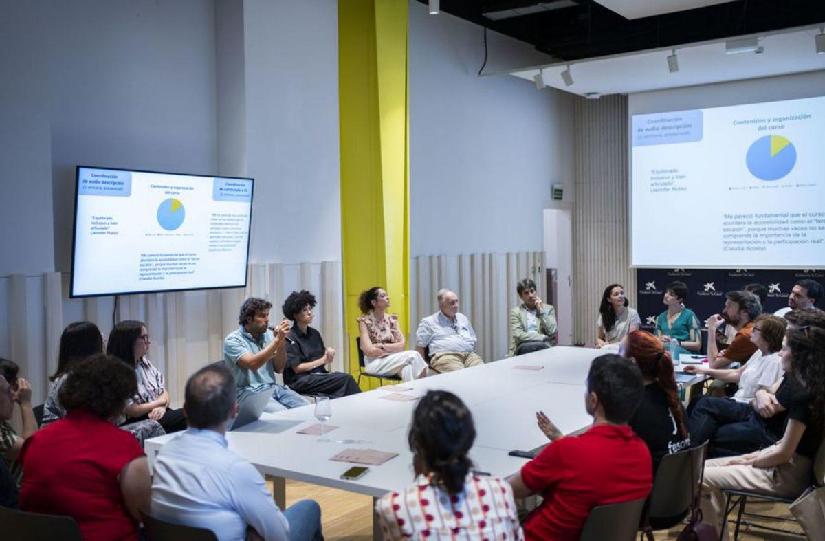 Pablo Romero 
(3º por la izq.), 
con alumnos del
curso, en la sede 
de la Academia 
en Madrid