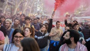 Unas 300 personas protestan por el centro de Barcelona por una vivienda digna
