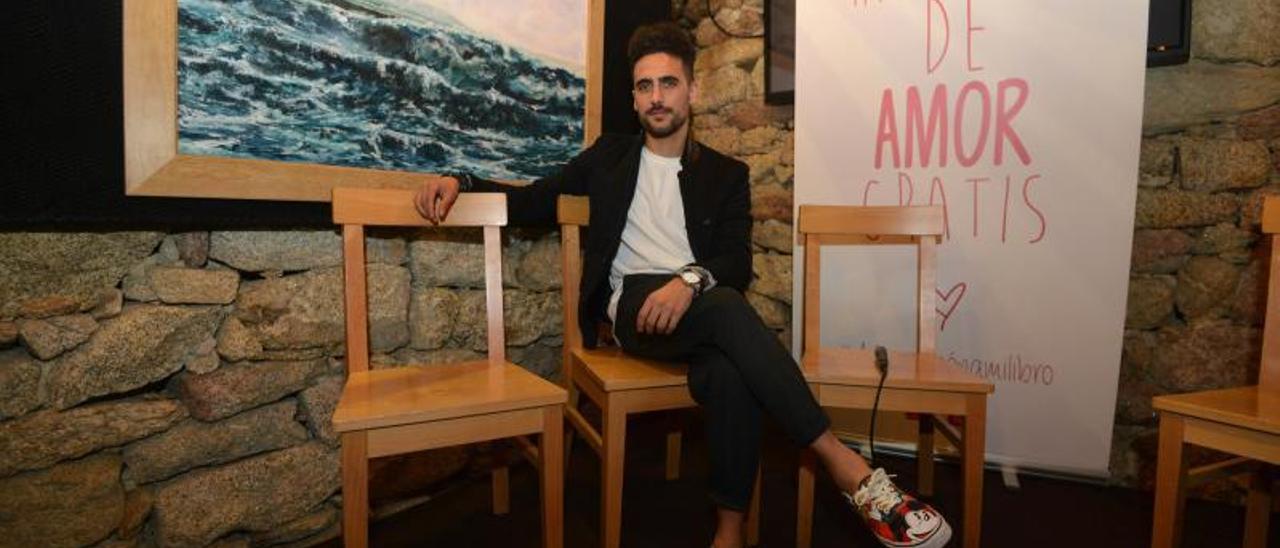 Hugo Sanmartín, en una de las presentaciones del libro “De tu corazón a mi libro”. | // GUSTAVO SANTOS