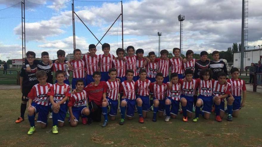 El alevín A del Sporting, ayer, junto al alevín de la Escuela de Fútbol de Mareo en Logroño.