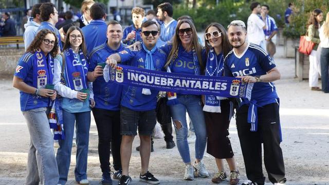 Un grupo de aficionados del Oviedo.       | MIKI LÓPEZ