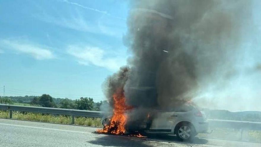 L&#039;incendi d&#039;un cotxe causa retencions a l&#039;AP-7 a Garrigàs