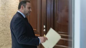Archivo - El exministro de Transportes y diputado del PSOE, José Luis Ábalos, a su salida en el Congreso de los Diputados, a 27 de febrero de 2024, en Madrid (España). Tras la implicación de al menos 20 personas por el supuesto cobro de comisiones en adju