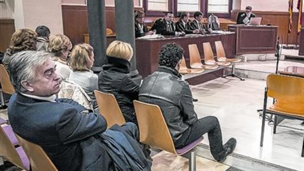 Un grupo de acusados (primera fila) en la Audiencia de Barcelona, ayer.