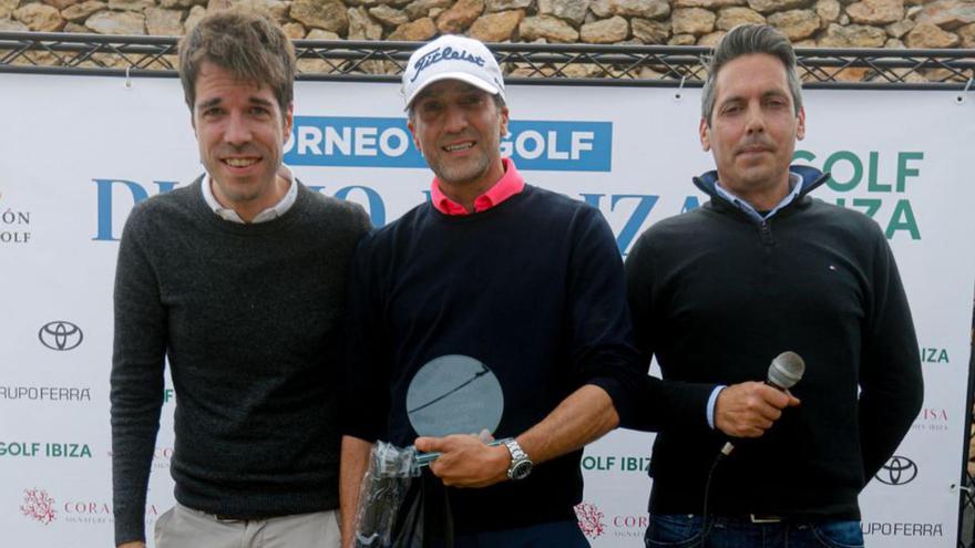 Sam Feasey, el gran triunfador del día, en el centro, con su trofeo.