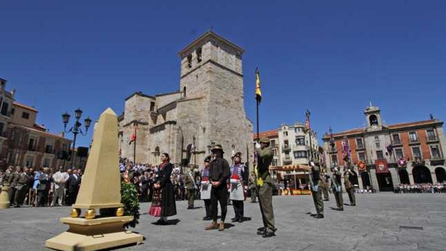 Colocación de la corona el memoria a los caídos, en un improvisado monolito situado en la Plaza Mayor.