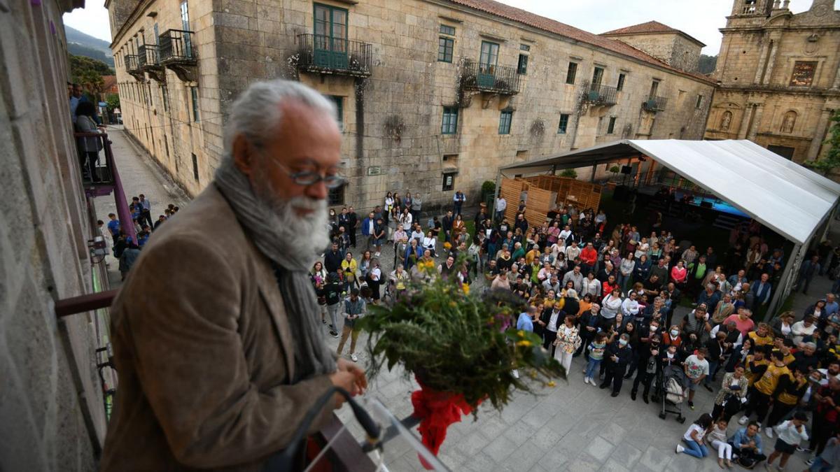 Quico Cadaval leyó el pregón inaugural desde el balcón del Concello.