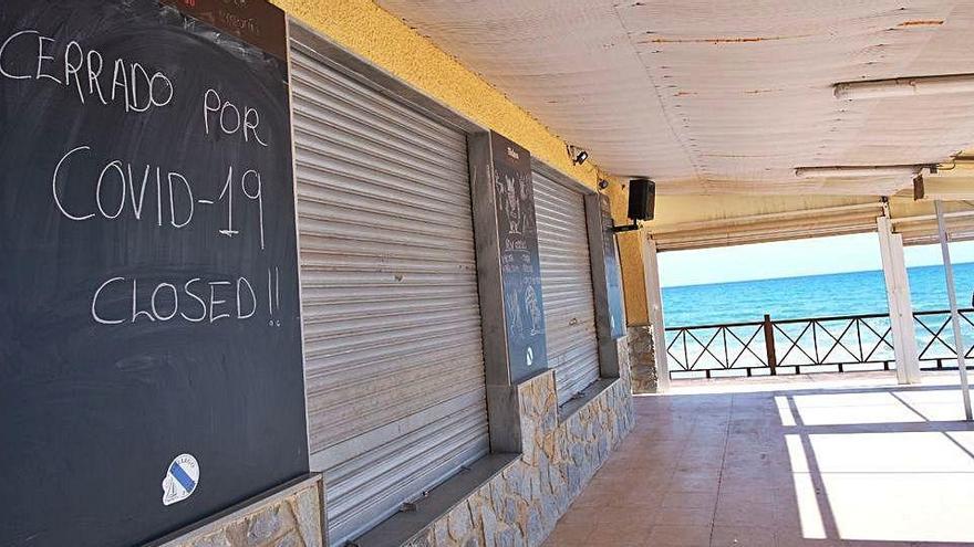 Un establecimiento de restauración en la playa de La Marina cerrado por el estado de alarma.
