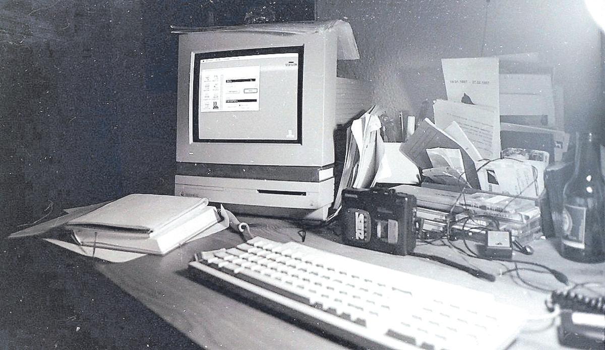 Su oficina en su casa en 1997. El ordenador era un MAC LC2.