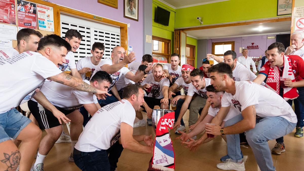 Los jugadores del Acontebro Tauste FS levantan la copa de campeones de Liga.