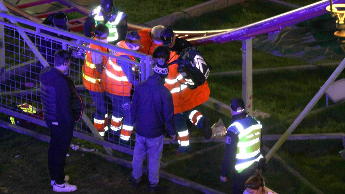 El hombre siendo evacuado al hospital