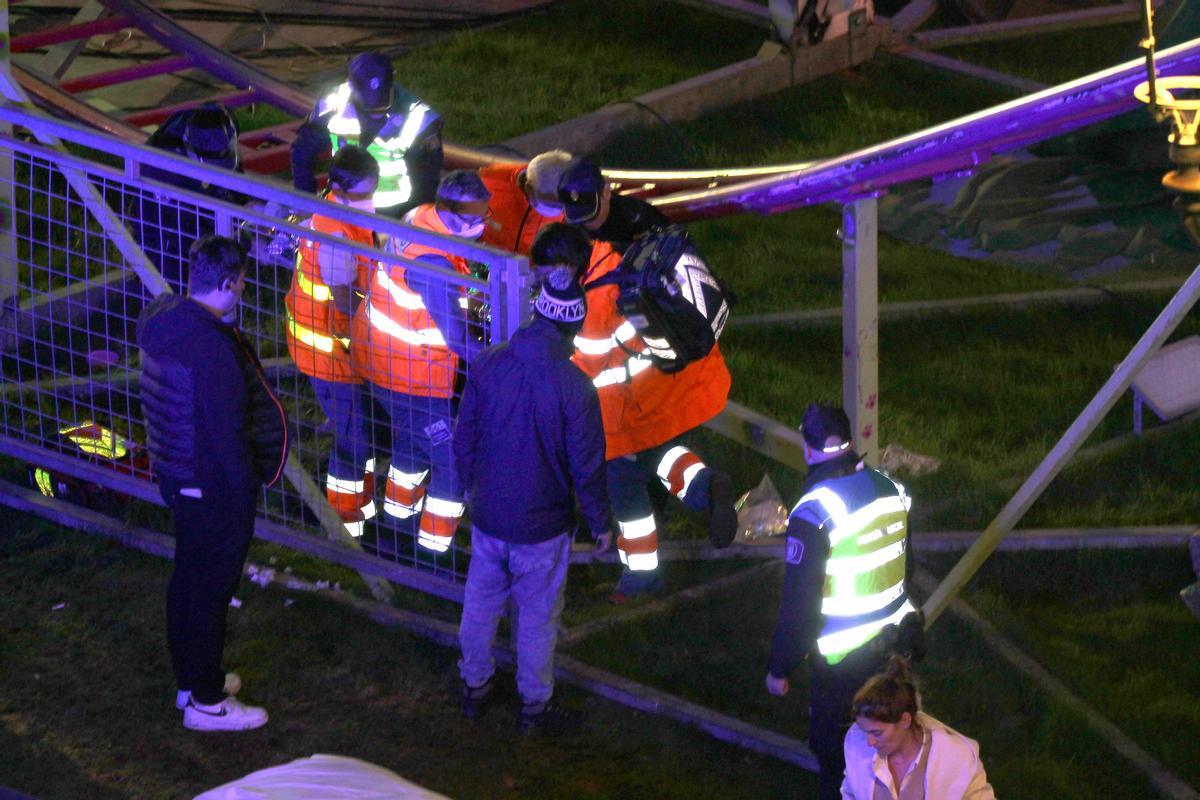 El hombre siendo evacuado al hospital