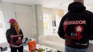 Dos mediadores de Desokupa 24 horas, tras recuperar una vivienda en Vigo.