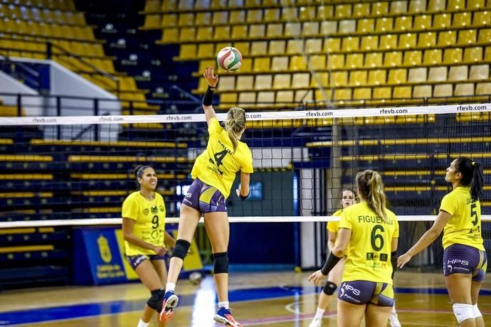 25-02-20 DEPORTES. CENTRO INSULAR DE LOS DEPORTES. LAS PALMAS DE GRAN CANARIA. Entrenamiento y foto de grupo del equipo femenino de volleyball IBSA 7 Palmas.    Fotos: Juan Castro.  | 25/02/2020 | Fotógrafo: Juan Carlos Castro