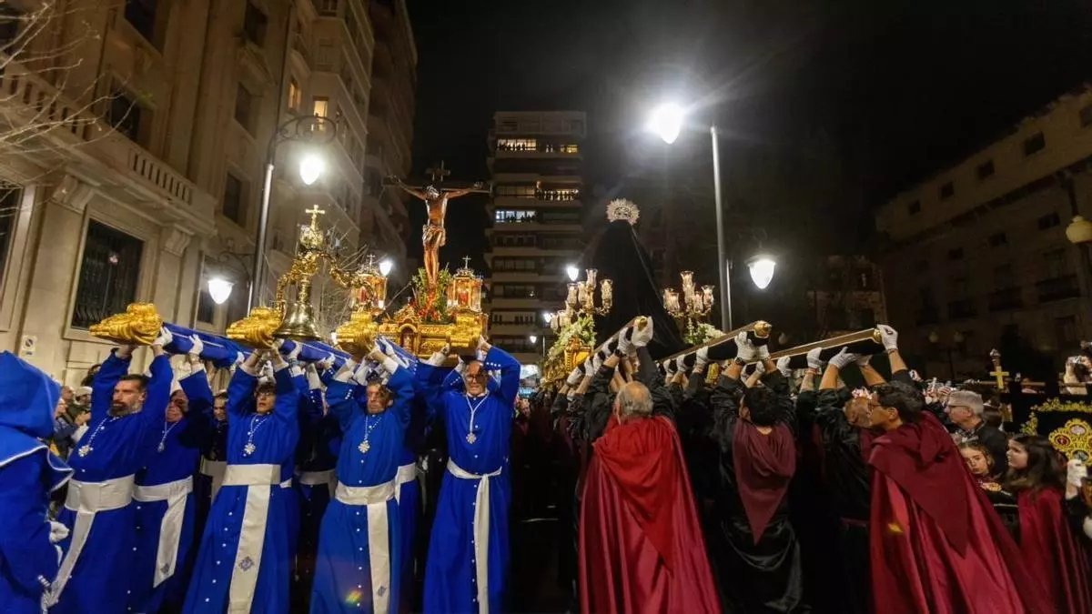 El Cristo de la Paz renueva su recorrido entre marchas recuperadas