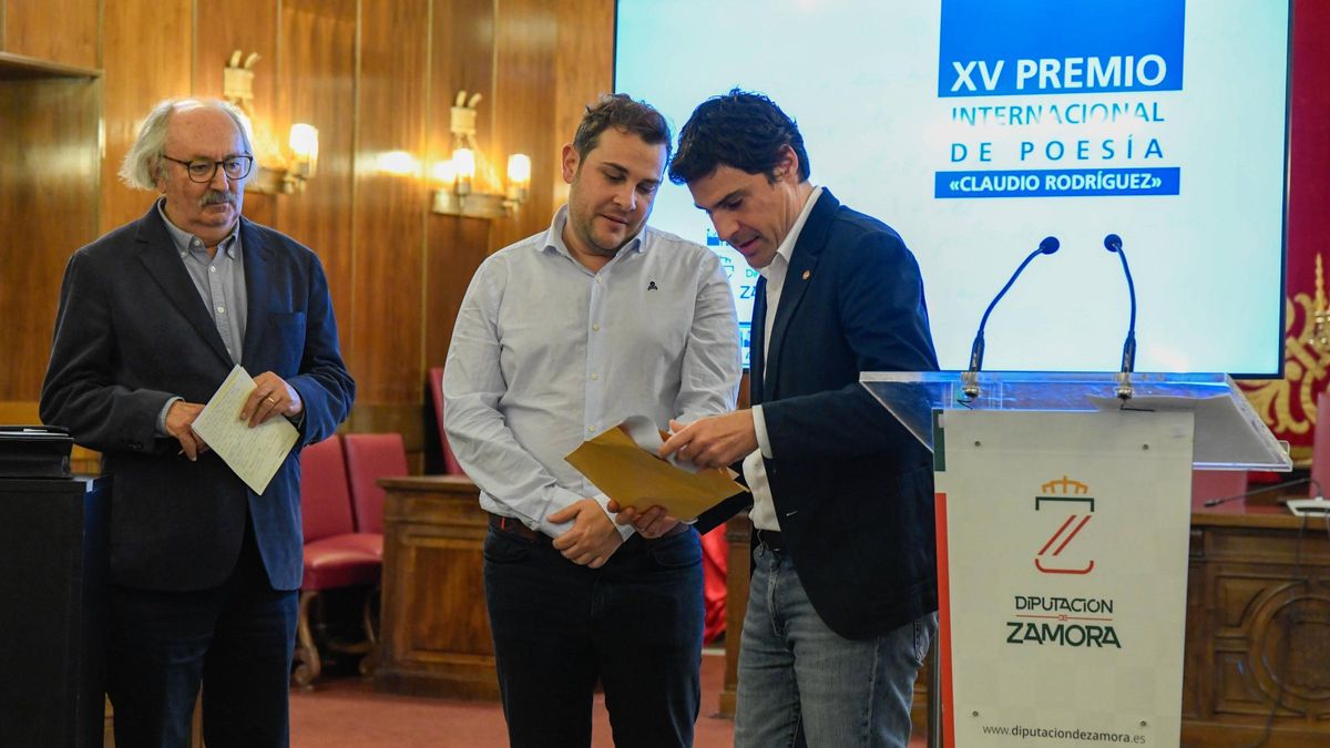 El presidente del Florián de Ocampo abre la plica con el nombre del autor del poemario ganador observado por Víctor de la Parte y por Antonio Colinas.