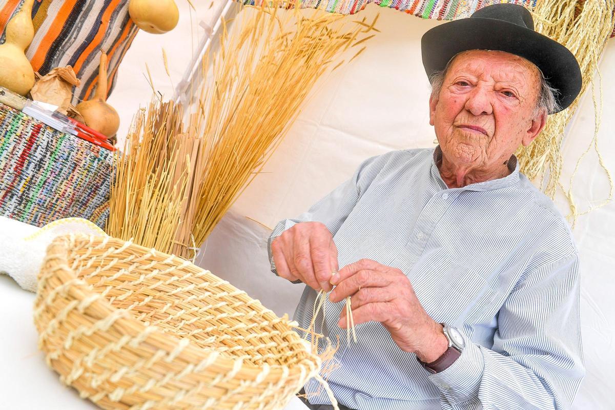 Juan Ramírez, este viernes en su estand de la feria del sureste.